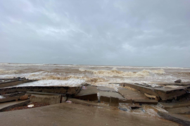 Ảnh: Kè ven biển trăm tỷ ở Quảng Bình tan hoang giữa mùa mưa lũ