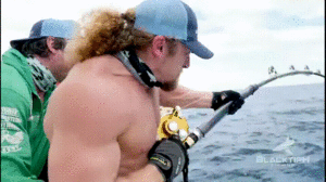 Video: Vận động viên thể hình bị cá mú khổng lồ kéo văng cần câu xuống biển