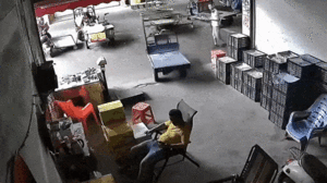 Video: Xe ba bánh tự lùi, tông trúng người đàn ông trong nhà kho