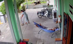 Thanh niên thích tạo dáng ngã nhào vào bể cá