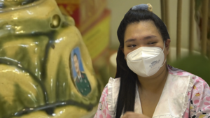 Video: Bảo vệ dân phố qua đời vì COVID-19, con gái đau buồn ôm hũ cốt khi ngủ 
