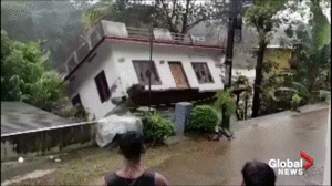 Video: Người dân bất lực nhìn ngôi nhà đổ sập do lở đất ở Ấn Độ