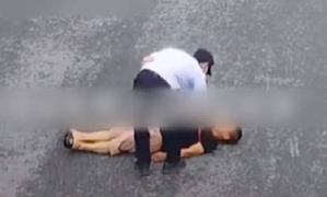 Bố nằm ra giữa đường ăn vạ vì con giải sai bài toán