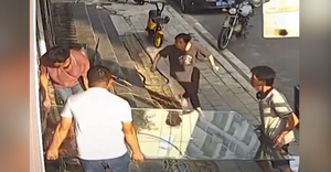 Nhiệt tình giúp đàn ông, cô gái thành kẻ phá hoại