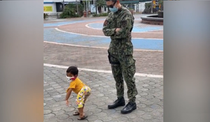 Bật cười xem bé con lắc hông điêu luyện như vũ công