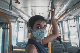 Gặp gái lạ trên xe buýt, biết ngay đó là bồ của chồng