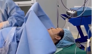 Sản phụ đang sinh mổ vẫn hát ngân nga khiến dân mạng ngưỡng mộ