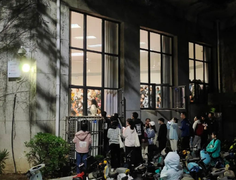 Sinh viên ngồi bệt trên sàn, đứng ngoài cửa sổ tham gia 'khóa học tình yêu' 