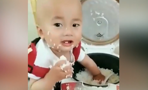 Em bé lục nồi tìm đồ ăn, cơm dính đầy mặt