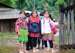 Học sinh mẫu giáo ở Thanh Hóa ngày ngày đi bộ 6 km đến trường