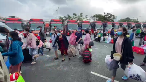 Video: Bộ Tư lệnh TP.HCM đưa gần 800 người dân miền Tây về quê