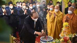 Ảnh: Chủ tịch nước Nguyễn Xuân Phúc viếng Đại lão Hòa thượng Thích Phổ Tuệ