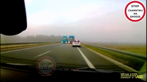 Video: Xe tải lấn làn vượt ẩu, suýt đấu đầu xe cảnh sát 