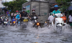 Triều cường dâng cao, người Sài Gòn phải 'rẽ sóng' về nhà sau giờ tan làm
