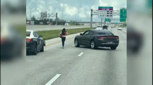 Video: Người phụ nữ đi chân đất chạy trốn cảnh sát giữa cao tốc