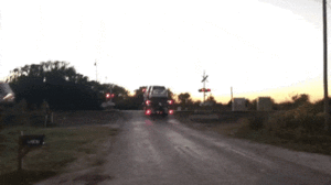 Video: Khoảnh khắc tàu hỏa lao vào xe tải đang kẹt trên đường ray ở Mỹ