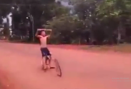 Xe đạp rụng bánh khi đang chạy khiến cậu bé ngơ ngác 