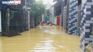 Mưa lũ miền Trung: Hơn 16.000 nhà dân chìm trong biển nước, đường sá sạt lở nặng