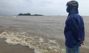 Quảng Ngãi: Tìm kiếm 3 ngư dân mất tích ở cửa biển Sa Cần