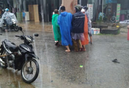 Đất đá trút xuống 6 ngôi nhà ở miền núi Quảng Nam, dân cuống cuồng tháo chạy