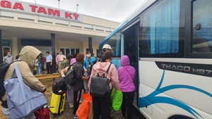 Đường sắt sạt lở do mưa lớn, hơn 600 hành khách kẹt tại Quảng Nam, Quảng Ngãi