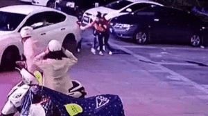 Video: Người mẹ phản xạ siêu phàm cứu con trai khỏi nguy hiểm