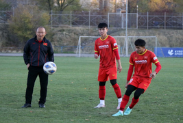 HLV Park Hang Seo thử tài sút bóng trúng xà ngang cùng tuyển thủ U23 Việt Nam