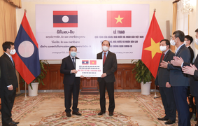 Việt Nam hỗ trợ khẩn cấp Lào hơn 2 triệu USD và vật tư y tế chống dịch