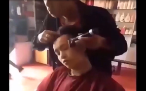 Thợ mê gái, khách bị cắt trụi lông mày