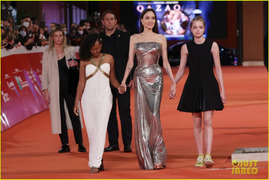 Ảnh: Angelina Jolie dắt tay 2 con gái xinh đẹp trên thảm đỏ 