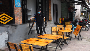 Video: Hàng quán ở TP.HCM tất bật dọn dẹp, chờ ngày được bán tại chỗ