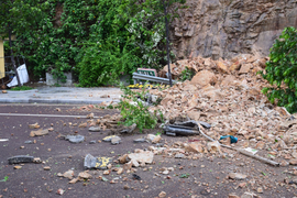 Bình Định: Sạt lở núi Bà Hỏa, 3 người đi đường bị thương