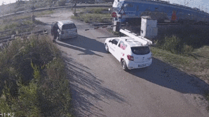 Video: Tài xế thoát thân khỏi xe hơi trước khi bị tàu hỏa tông trúng