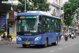Ngày đầu hoạt động trở lại, xe buýt ở TP.HCM vắng khách