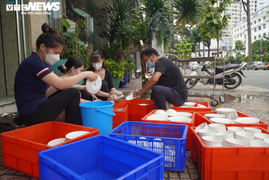 Hàng quán tại TP.HCM hối hả dọn dẹp, chỉ 'chờ lệnh' để đón khách