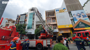 Cứu 15 người mắc kẹt trong ngôi nhà trọ 5 tầng bốc cháy ở TP.HCM