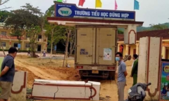Xe tải 'nhấc bổng' cả cổng trường, lộ trụ không lõi thép