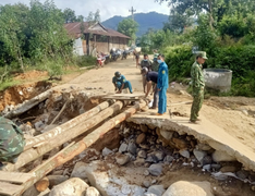 Cầu bị bão đánh sập, giáo viên dựng cầu tạm cho học sinh tới trường