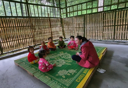 Lớp học bằng nứa lá trên đỉnh núi bốn mùa mây giăng, gió phủ