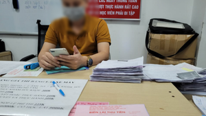 Video: Người xin cấp, đổi giấy phép lái xe bị các trung tâm 'moi tiền' thế nào?