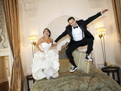 Đêm tân hôn của con gái khiến mẹ già ngất xỉu