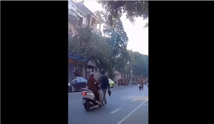 Cú ngã hài hước của anh chàng coi thường luật giao thông