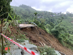 Cận cảnh sạt lở đèo Eo Chim khiến hơn 2.200 người ở Quảng Ngãi bị cô lập