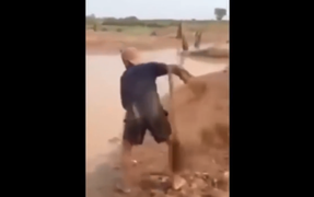 Người đàn ông ngã cắm mặt xuống bùn khi quăng lưới