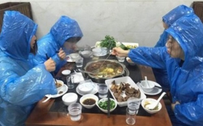 4 cô gái vô tư mặc áo mưa ăn lẩu ở quán, 'ngã ngửa' khi biết lý do đằng sau