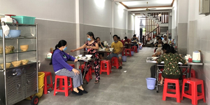 Quán phở, bún bò ở TP.HCM đắt hàng trong ngày đầu được bán tại chỗ