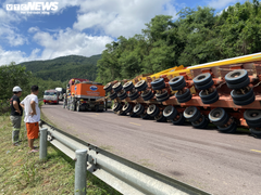 Xe siêu trường chở thiết bị điện gió lật giữa đèo An Khê, giao thông ách tắc