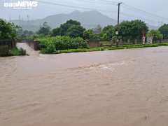 Ảnh: Sau mưa lớn kéo dài, quốc lộ 1A qua Hà Tĩnh ngập sâu