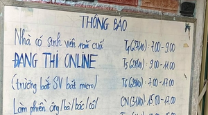 Nam sinh treo biển đang thi online trước cửa nhà