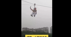 Video: Hiệu trưởng đu dây cáp từ tầng 4 xuống sân